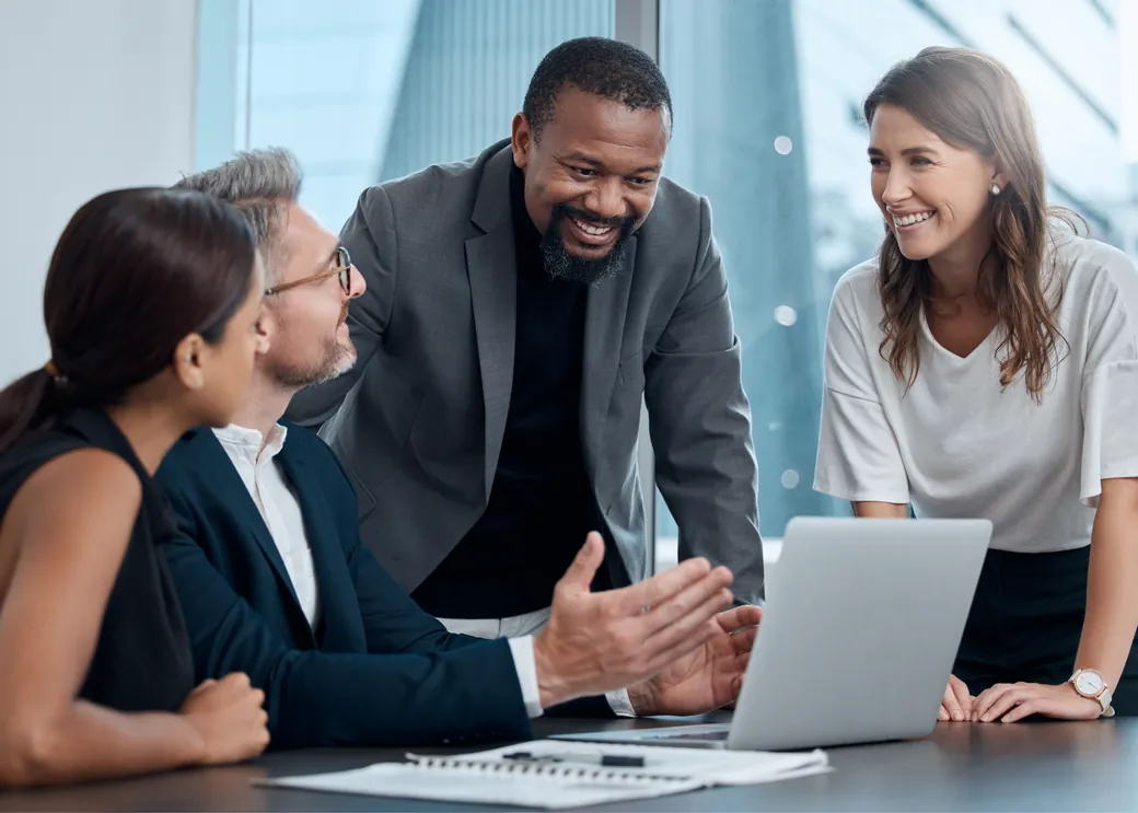 Equipo de profesionales analizando datos en el CRE Tool